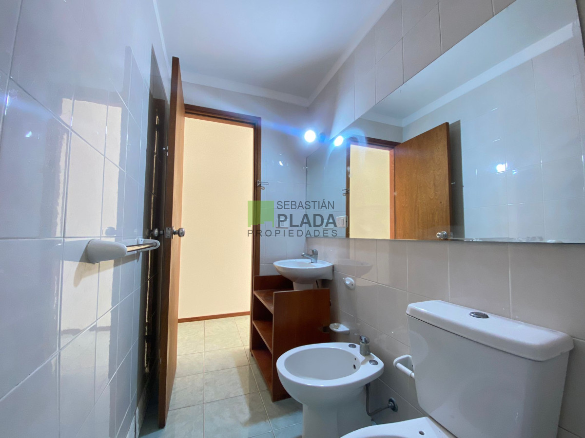 Apartamento ID.878 - Apartamento de 2 dormitorios en Alquiler en San Carlos, con cochera