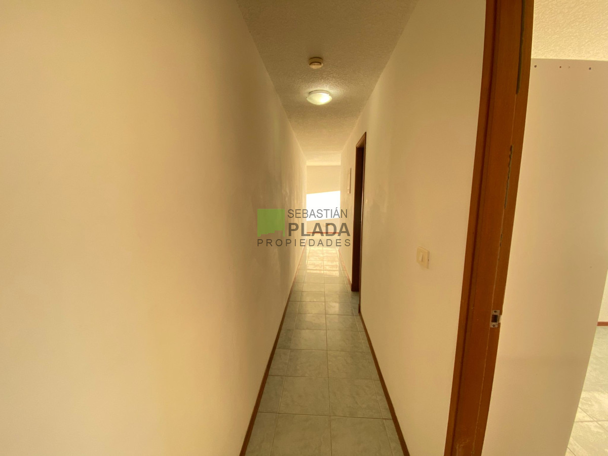 Apartamento ID.878 - Apartamento de 2 dormitorios en Alquiler en San Carlos, con cochera