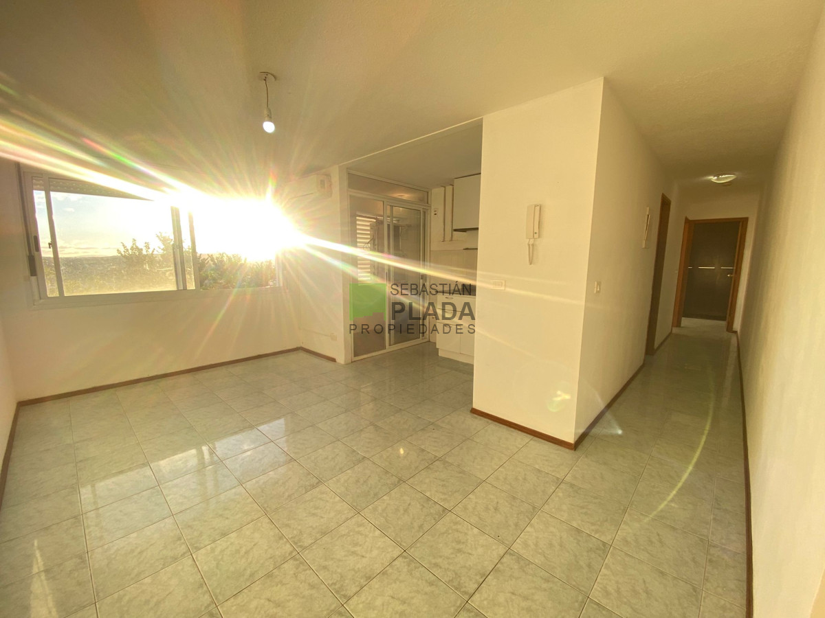 Apartamento ID.878 - Apartamento de 2 dormitorios en Alquiler en San Carlos, con cochera