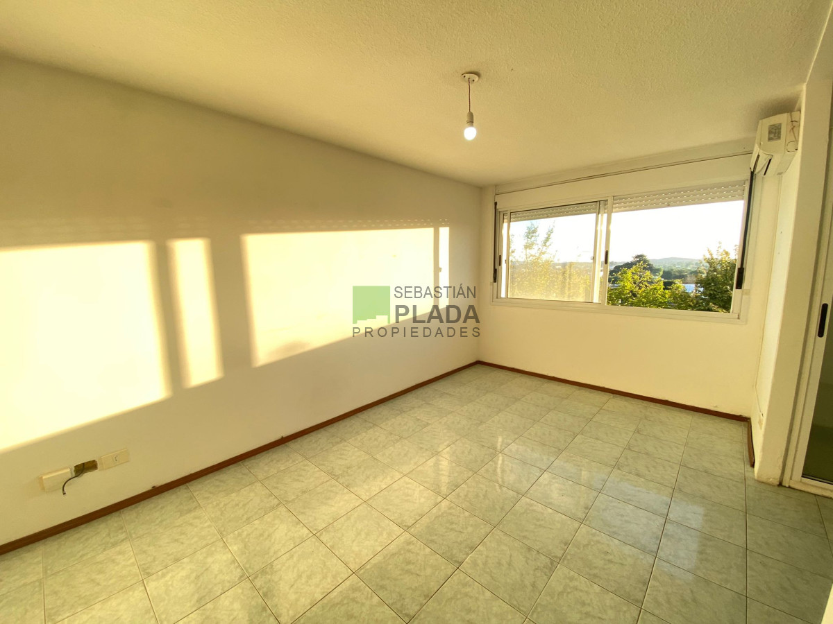 Apartamento ID.878 - Apartamento de 2 dormitorios en Alquiler en San Carlos, con cochera