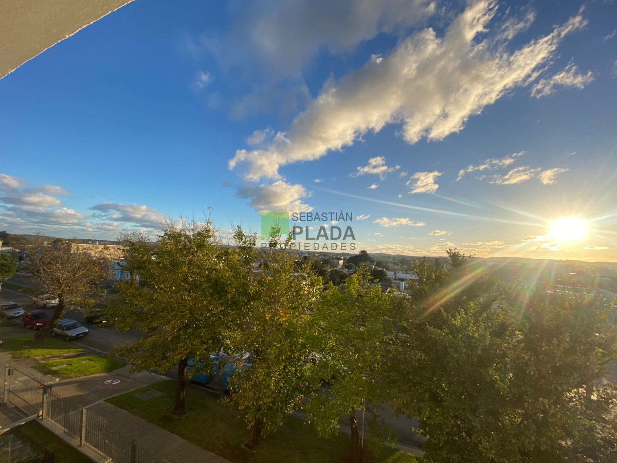 Apartamento ID.878 - Apartamento de 2 dormitorios en Alquiler en San Carlos, con cochera