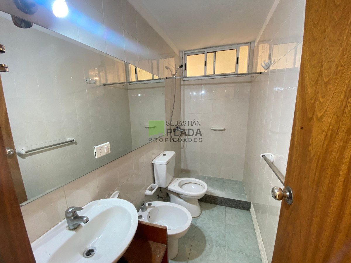 Apartamento ID.878 - Apartamento de 2 dormitorios en Alquiler en San Carlos, con cochera