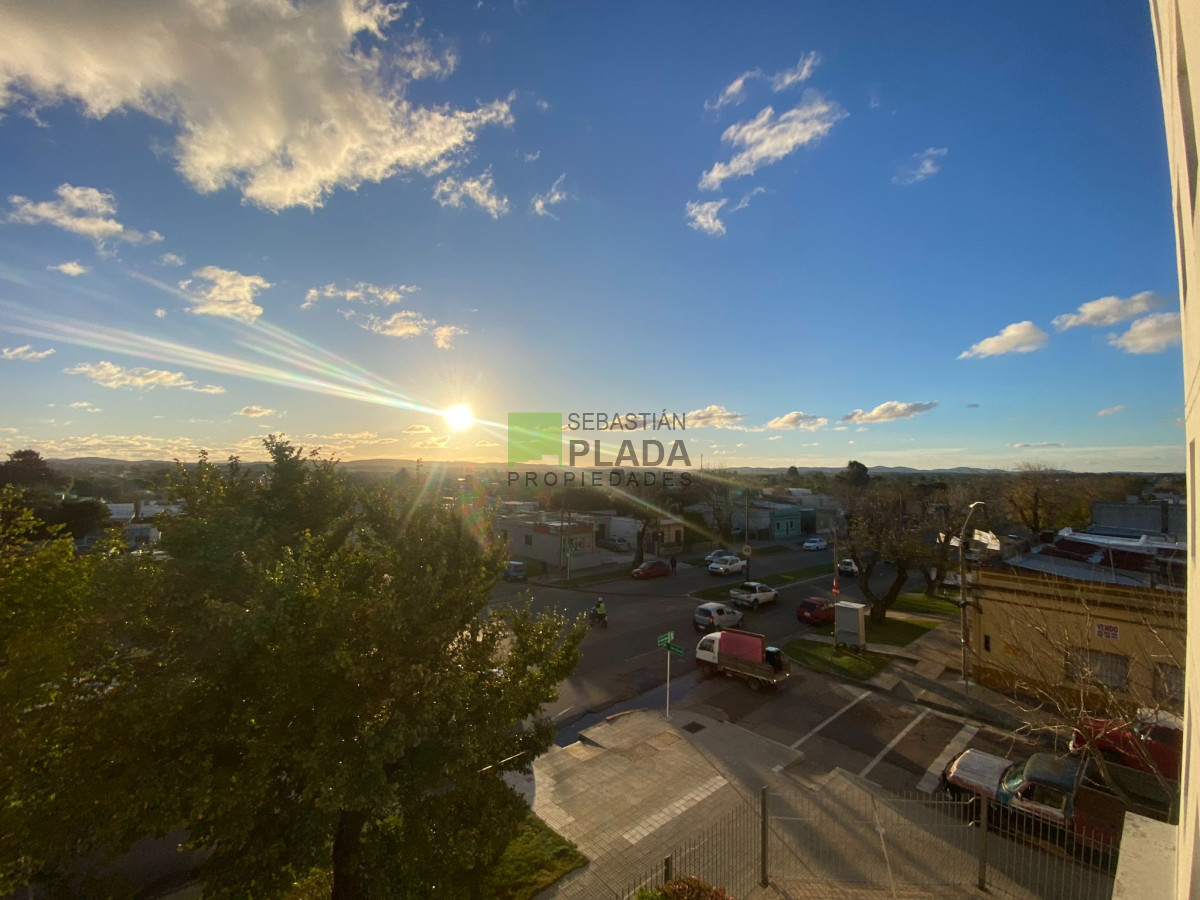 Apartamento ID.878 - Apartamento de 2 dormitorios en Alquiler en San Carlos, con cochera
