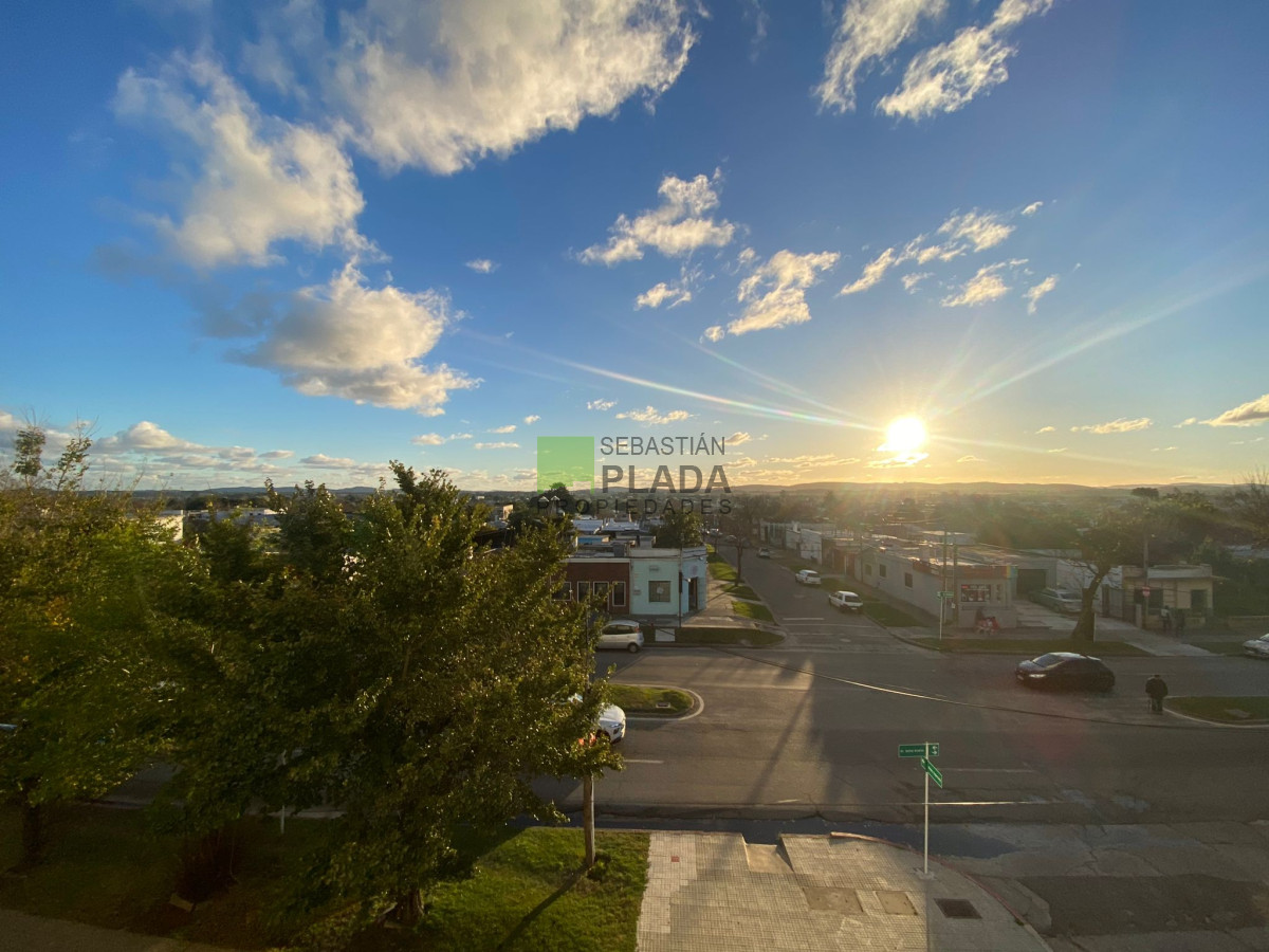 Apartamento ID.878 - Apartamento de 2 dormitorios en Alquiler en San Carlos, con cochera