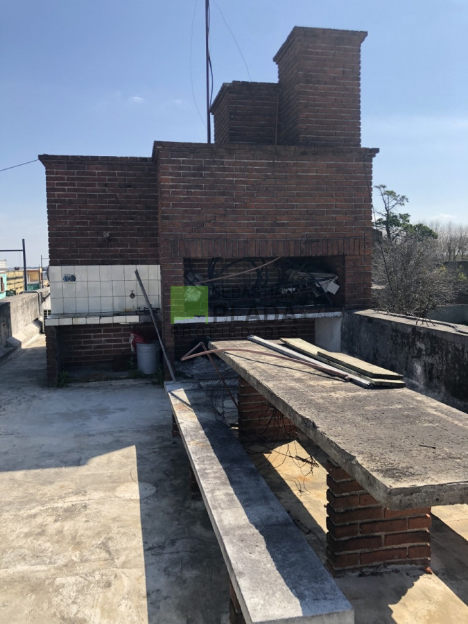Apartamento ID.405 - Único 2 dormitorios, Balcones sobre 18 de julio, terraza de 80 m2 con parrillero y mesa. Cercano a todos los Servicios. 