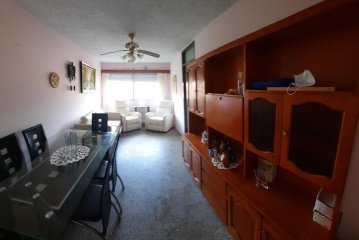 Apartamento céntrico, 3 dormitorios, primer piso.-