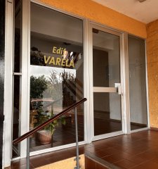 Apartamento 2 dormitorios con estacionamiento cerrado, Maldonado Centro.