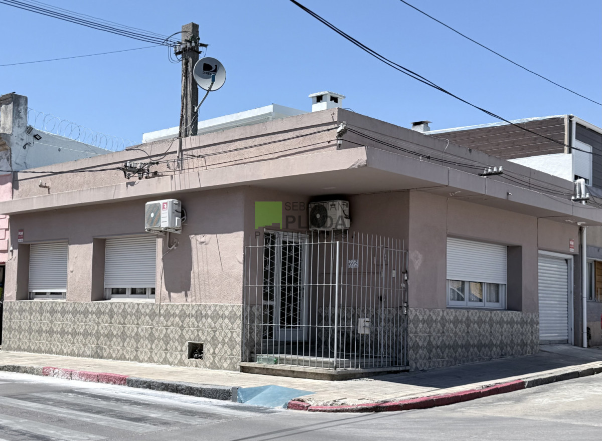 Muy Céntrica casa 2 dormitorios con garaje en Venta en San Carlos - APTA PARA BANCO - PLD1057C