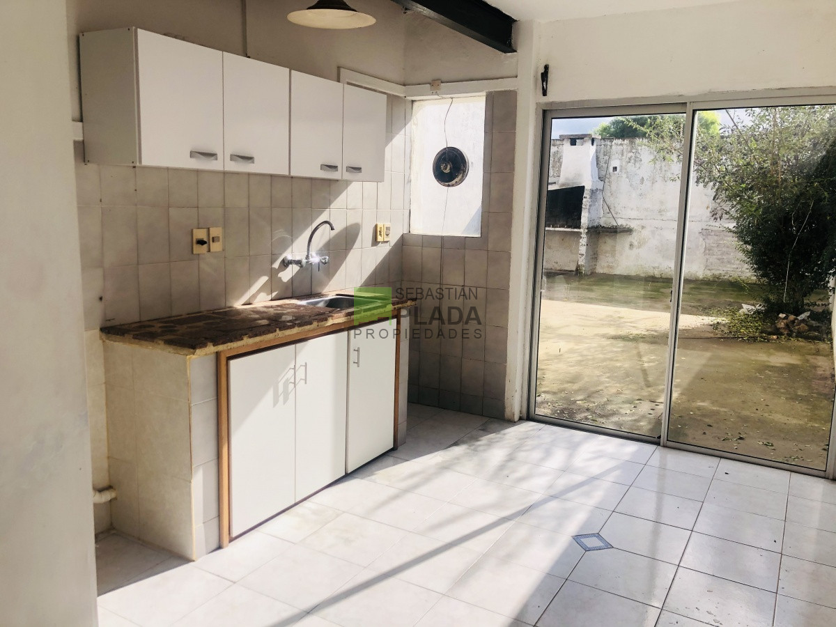 Casa en PH, San Carlos Centro, 2 dormitorios, patio con parrillero en el Centro de San Carlos. - PLD197C