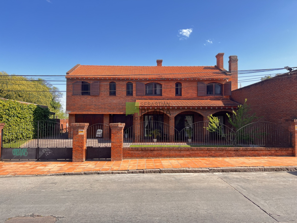 en venta, muy buena casa 4 dormitorios y servicio. - pld810c