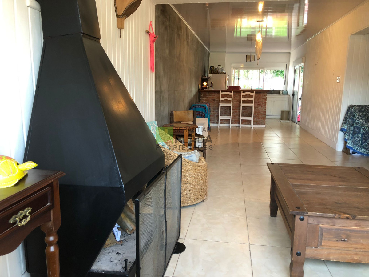 casa sobre avenida, 2 dormitorios, cochera tres vehículos, amplia, patio arbolado con depósito y parrillero - pld210c