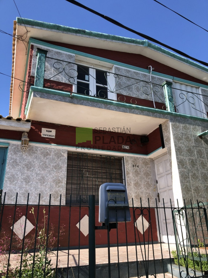 Casa 4 dormitorios, Galpón, Garage, Patio, cercana al centrto, a pasos de la Rambla - PLD238C