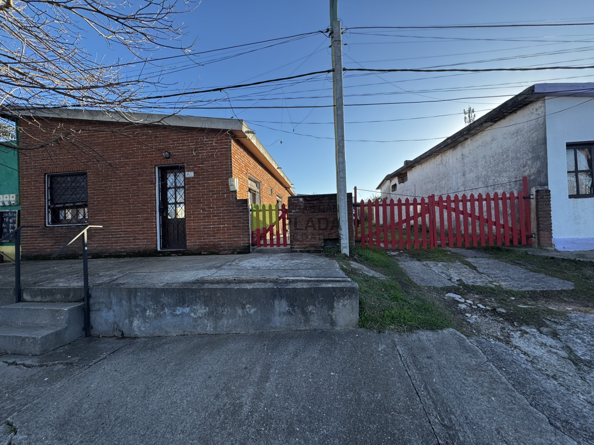 Casa 2 dormitorios, frente a 2 calles. - PLD992C