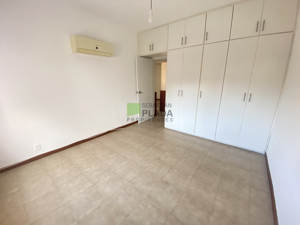Casa ID.1001 - Casa de 1 Dormitorio con Patio y Entrada para Auto en Alquiler en San Carlos