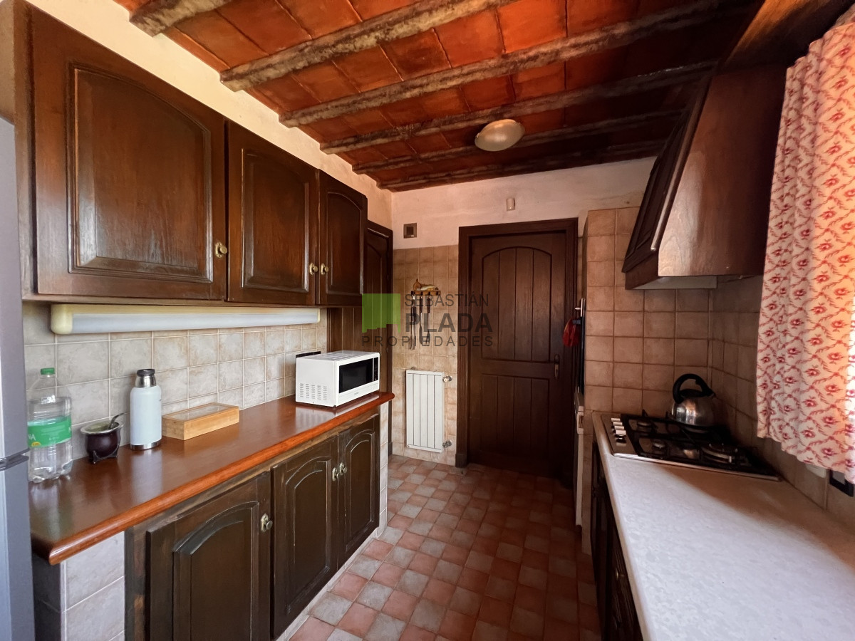 Casa ID.810 - En Venta, Muy buena casa 4 dormitorios y servicio.