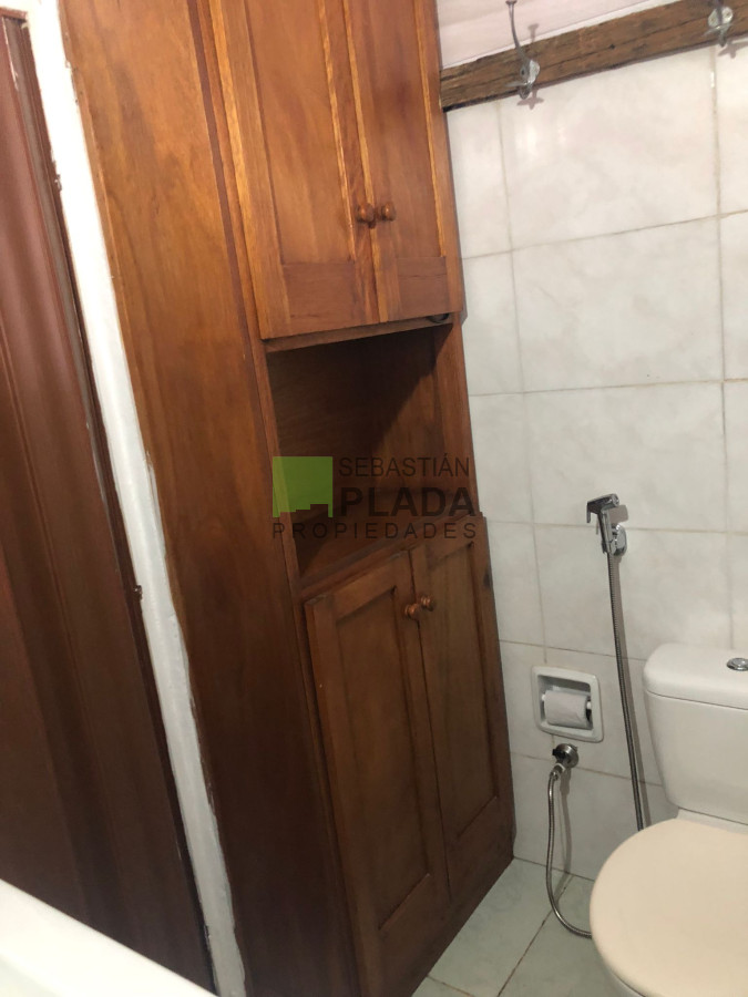 Casa ID.210 - Casa sobre avenida, 2 dormitorios, cochera tres vehículos, amplia, patio arbolado con depósito y parrillero