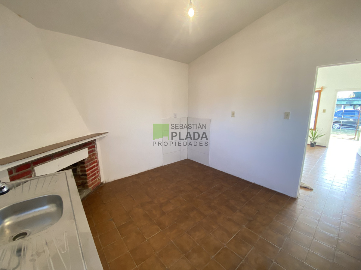 Casa ID.996 - Casa de 2 Dormitorios, Patio con entrada para Auto, en Alquiler en San Carlos