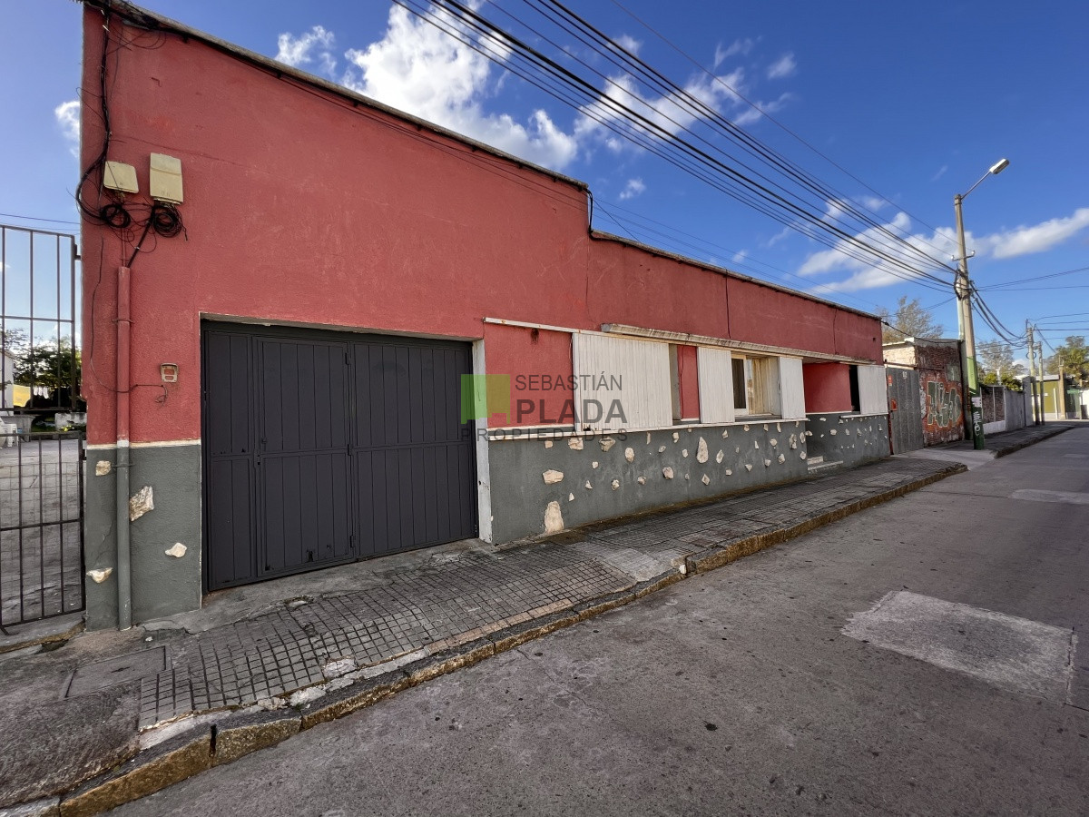 Casa ID.743 - 2 casas 2 dormitorios, centro de San Carlos con Garaje.