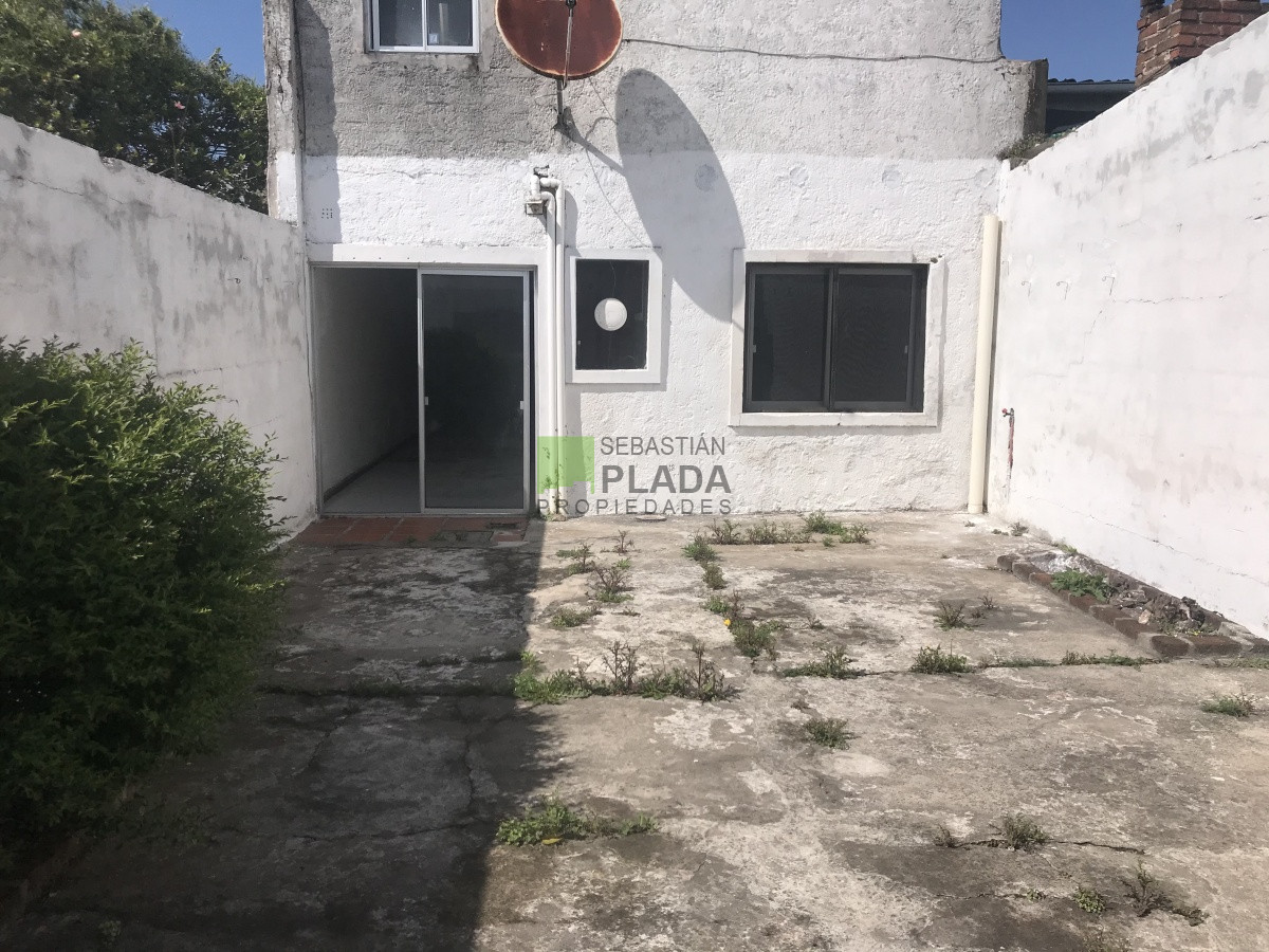 Casa ID.208 - 2 dormitorios a pasos del Liceo 1, patio soleado con churrasquera