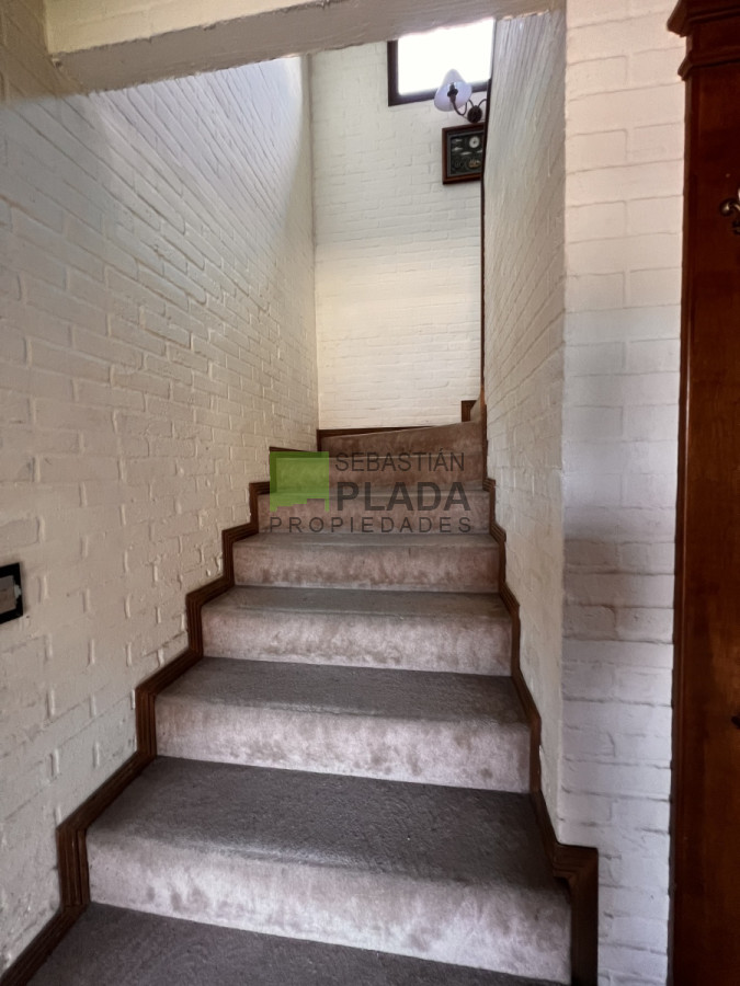 Casa ID.810 - En Venta, Muy buena casa 4 dormitorios y servicio.