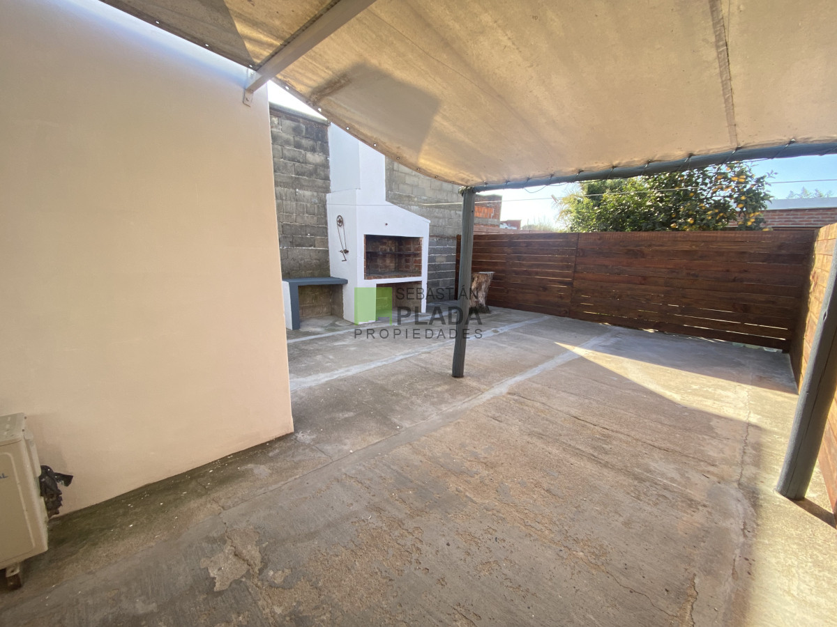 Casa ID.1001 - Casa de 1 Dormitorio con Patio y Entrada para Auto en Alquiler en San Carlos