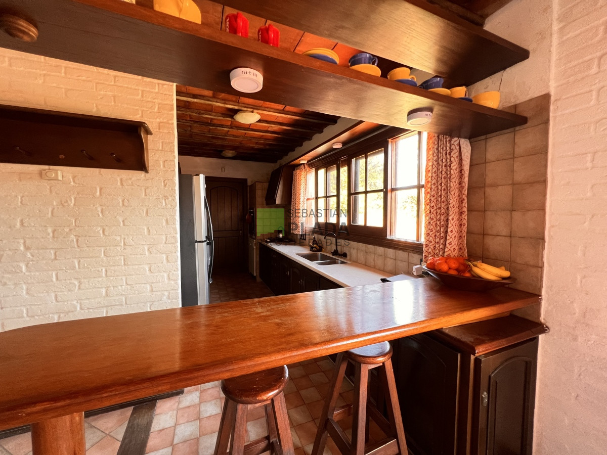 Casa ID.810 - En Venta, Muy buena casa 4 dormitorios y servicio.