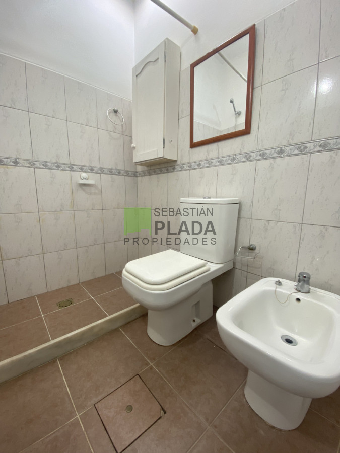 Casa ID.1001 - Casa de 1 Dormitorio con Patio y Entrada para Auto en Alquiler en San Carlos