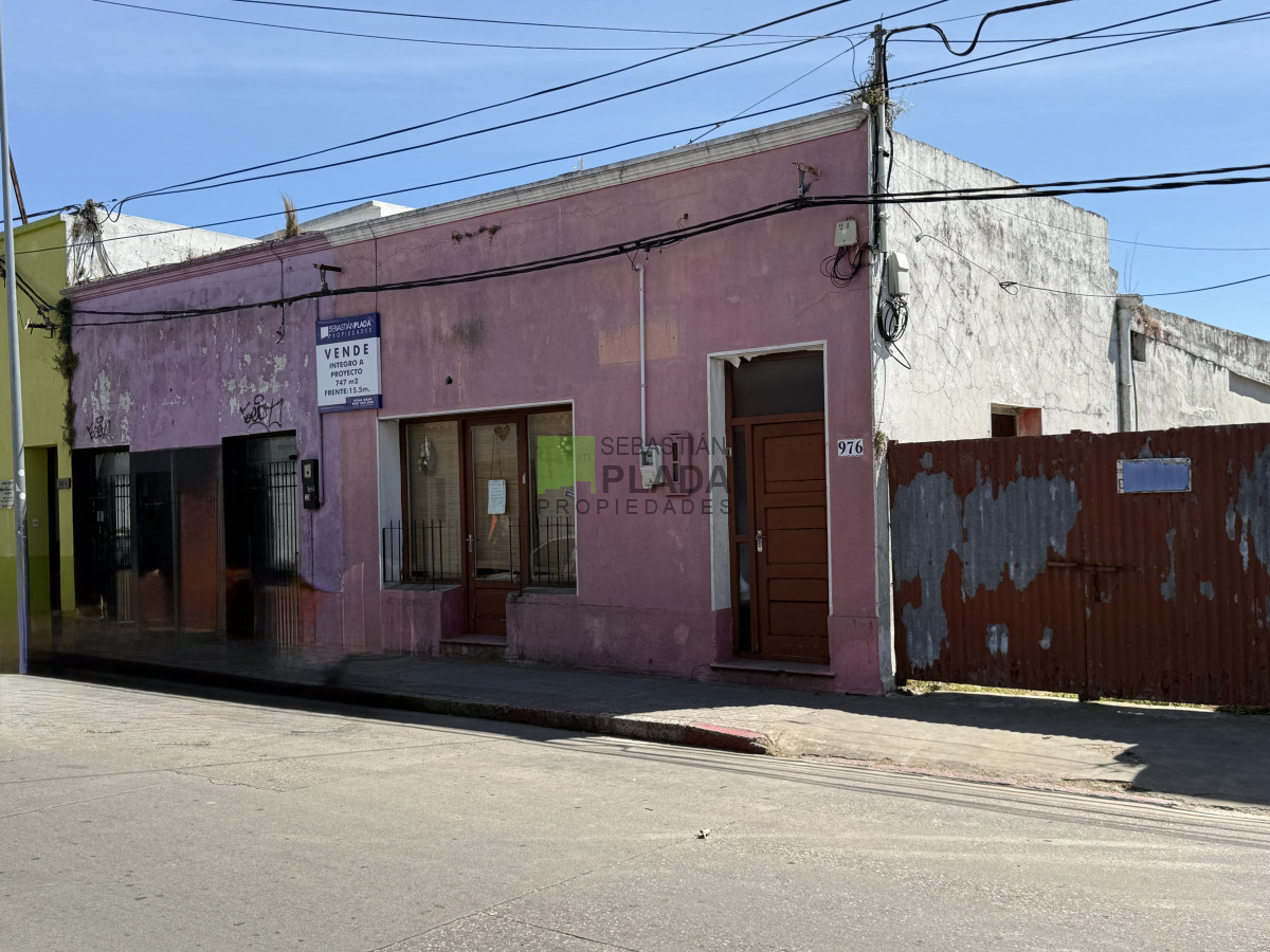 Casa ID.1023 - 744 m2 en centro de San Carlos, construcciones a reciclar, ideal proyecto