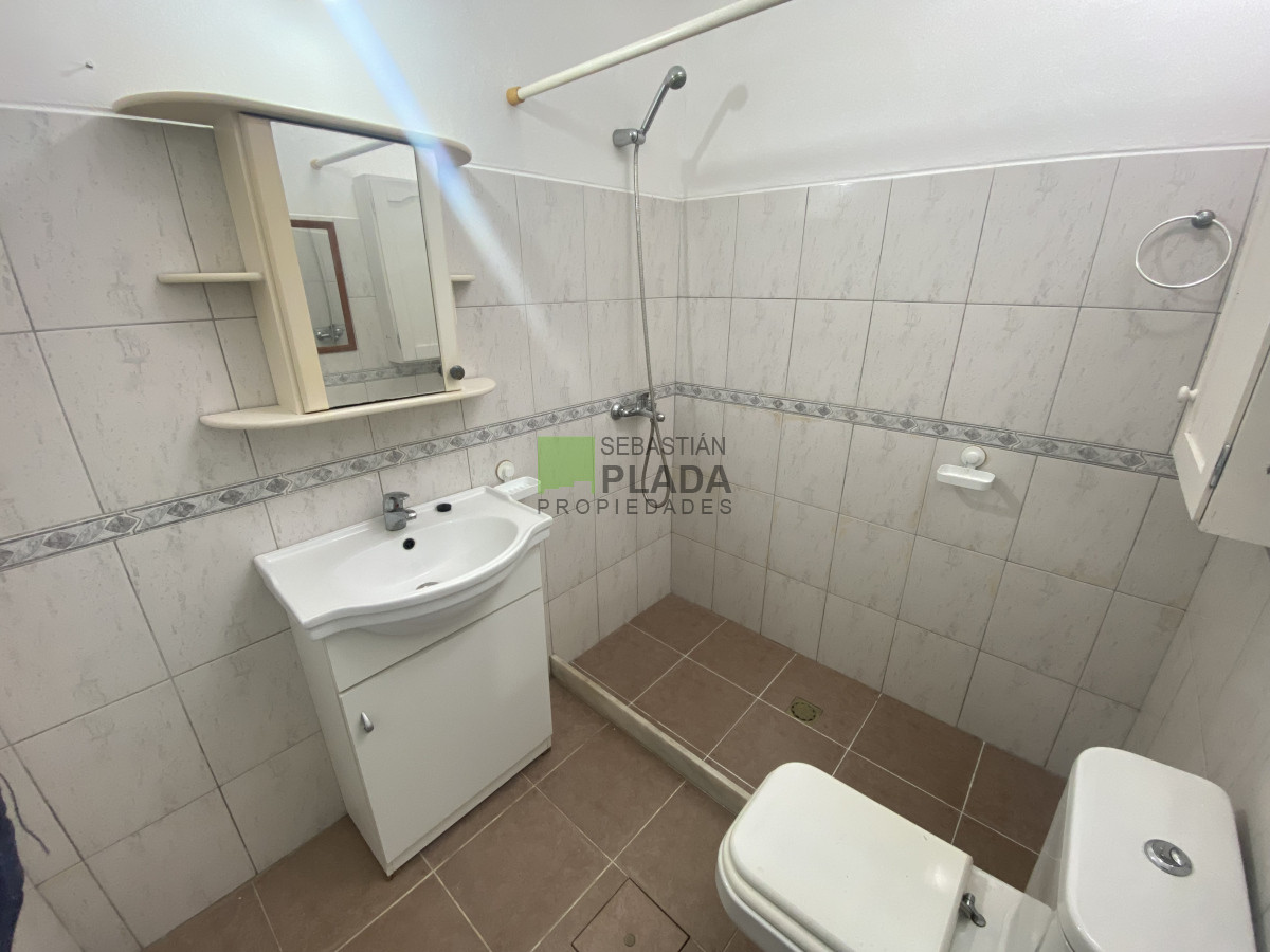 Casa ID.1001 - Casa de 1 Dormitorio con Patio y Entrada para Auto en Alquiler en San Carlos