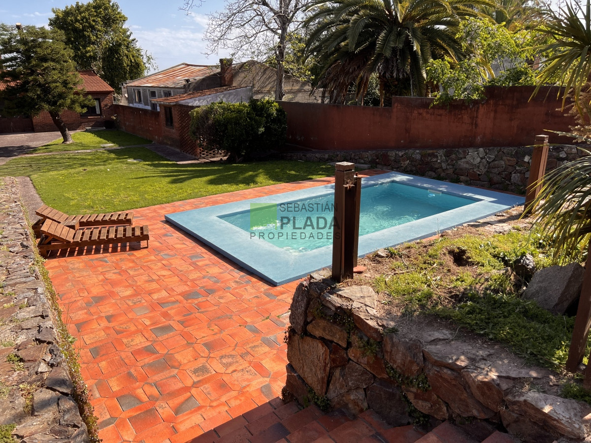 Casa ID.810 - En Venta, Muy buena casa 4 dormitorios y servicio.