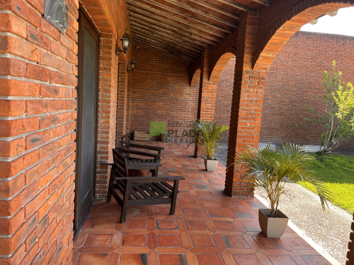 Casa ID.810 - En Venta, Muy buena casa 4 dormitorios y servicio.