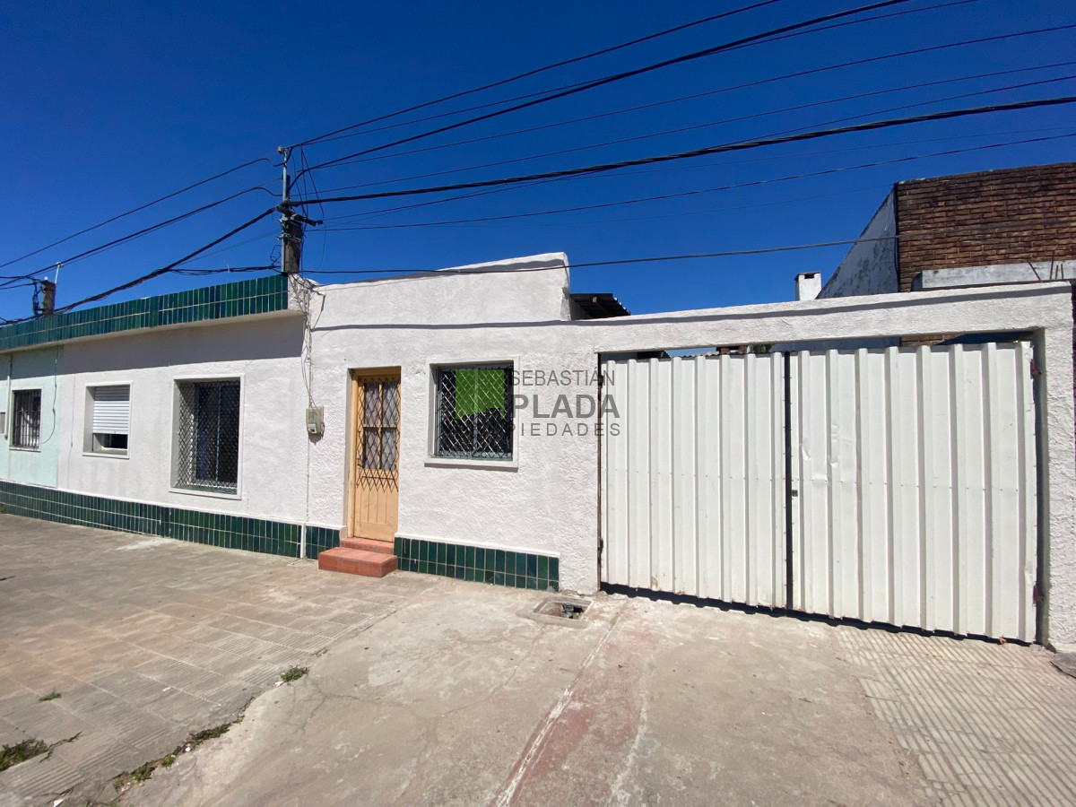 Casa ID.940 - Casa Céntrica de 2 Dormitorios y cochera en Alquiler en San Carlos