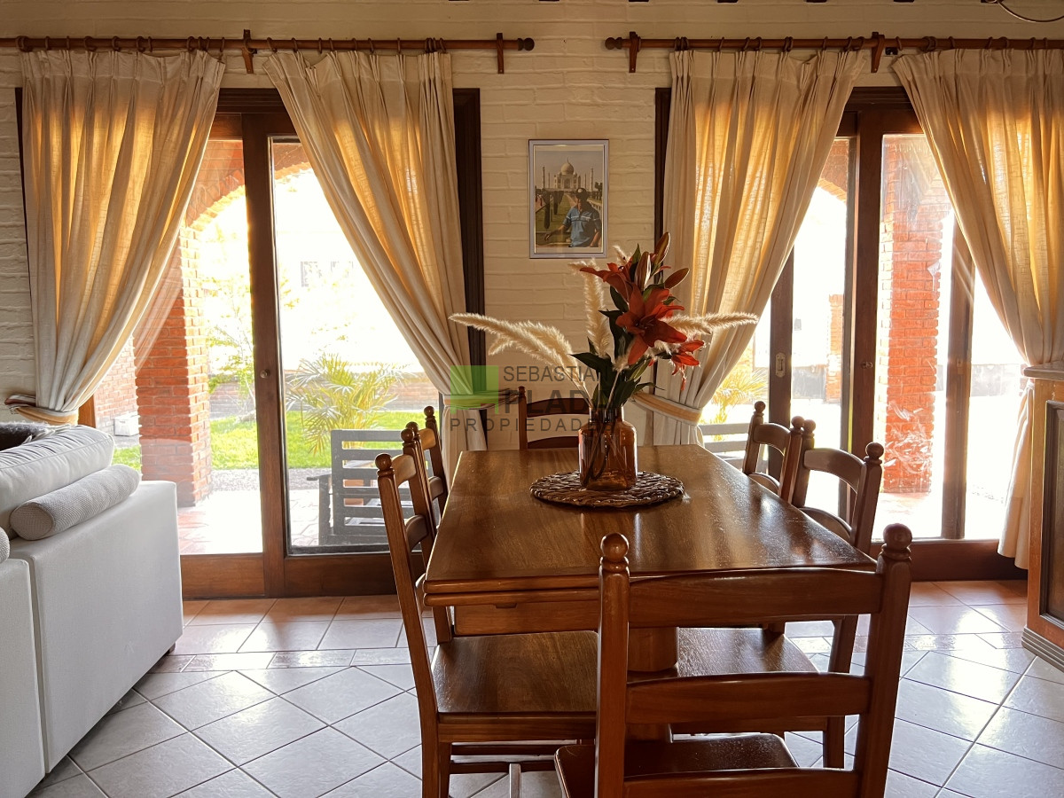 Casa ID.810 - En Venta, Muy buena casa 4 dormitorios y servicio.