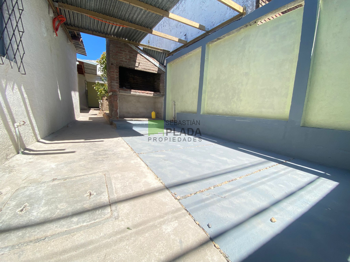 Casa ID.940 - Casa Céntrica de 2 Dormitorios y cochera en Alquiler en San Carlos
