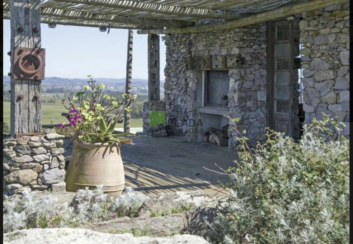 Casa ID.301 - Casa de Piedra, única en La Barra, sobre el Cerro Eguzquiza