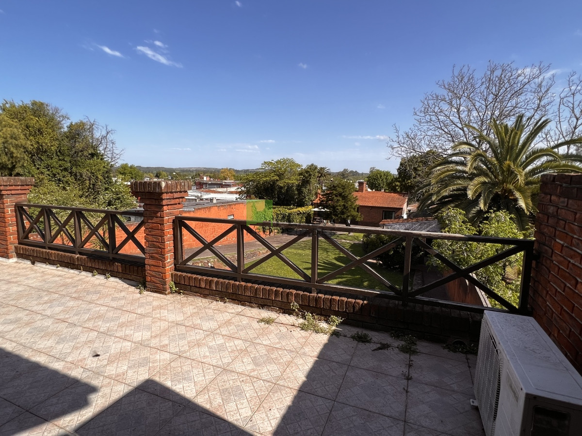 Casa ID.810 - En Venta, Muy buena casa 4 dormitorios y servicio.