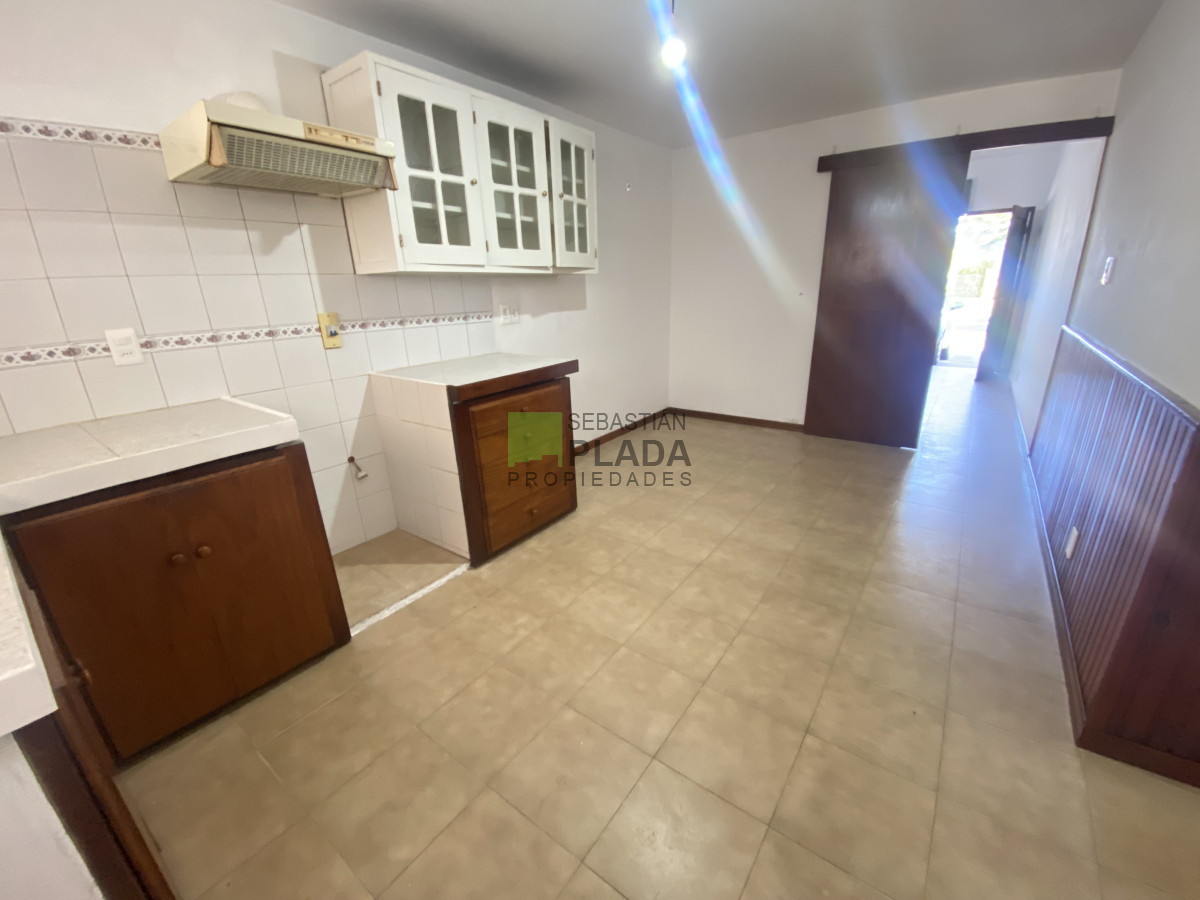 Casa ID.1001 - Casa de 1 Dormitorio con Patio y Entrada para Auto en Alquiler en San Carlos