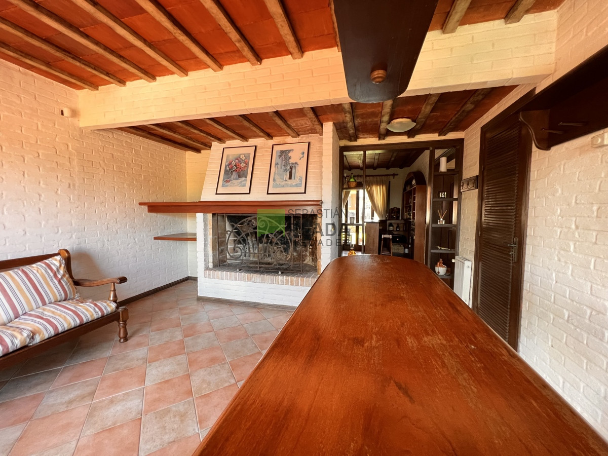 Casa ID.810 - En Venta, Muy buena casa 4 dormitorios y servicio.