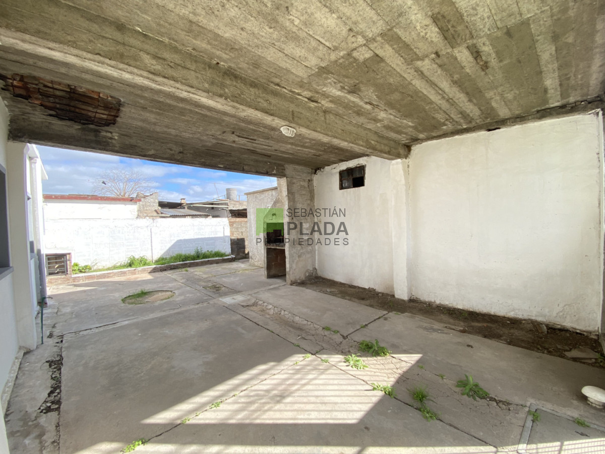 Casa ID.1096 - Casa de 2 Dormitorios y Cochera para 2 Autos en Alquiler en San Carlos