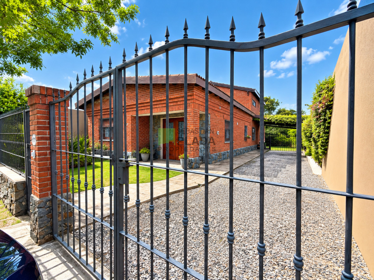 Casa ID.1106 - Casa 3 dormitorios impecable - 2 cocheras - zona residencial-
