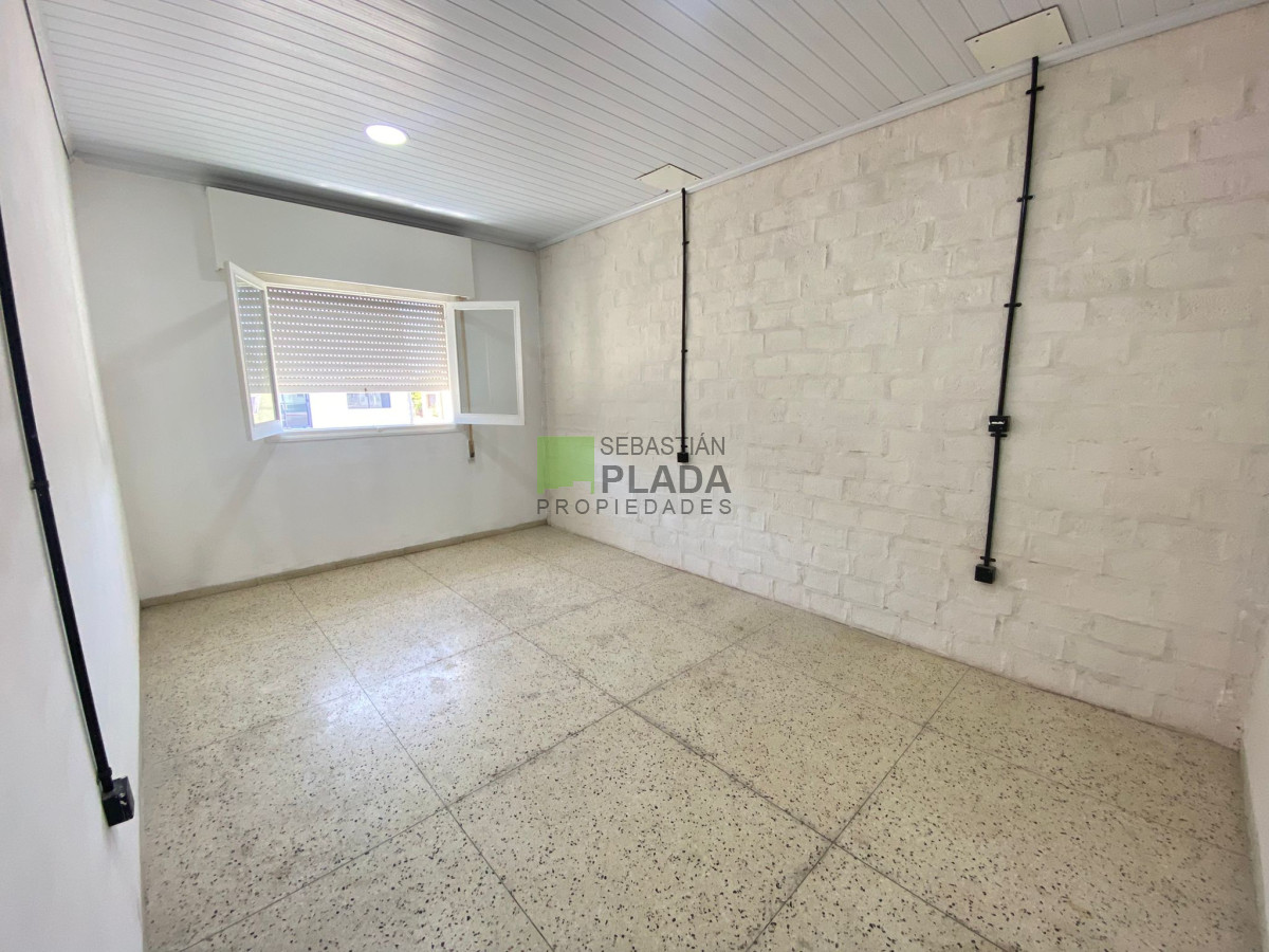 Casa ID.940 - Casa Céntrica de 2 Dormitorios y cochera en Alquiler en San Carlos