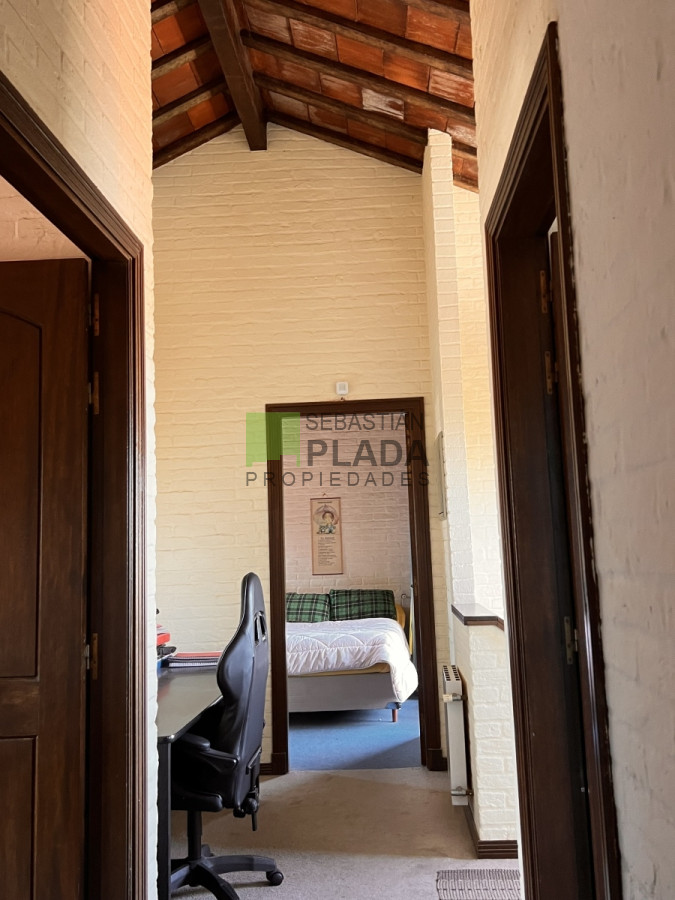 Casa ID.810 - En Venta, Muy buena casa 4 dormitorios y servicio.
