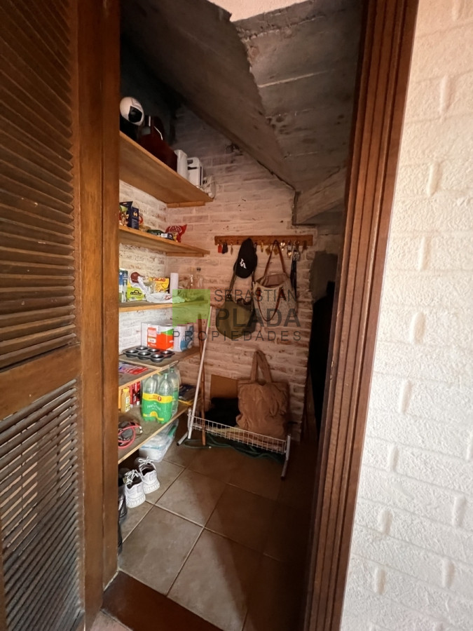 Casa ID.810 - En Venta, Muy buena casa 4 dormitorios y servicio.