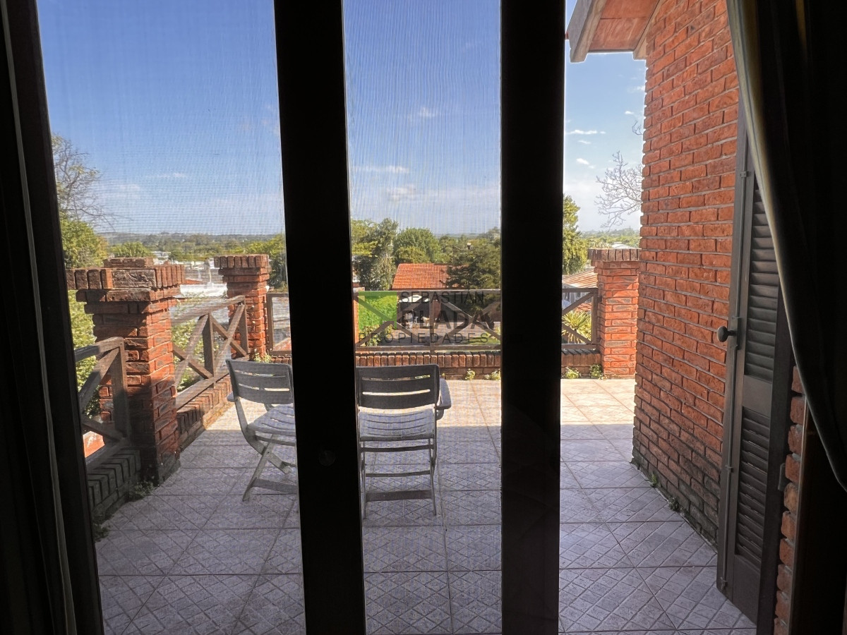 Casa ID.810 - En Venta, Muy buena casa 4 dormitorios y servicio.