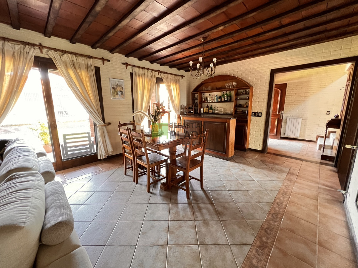 Casa ID.810 - En Venta, Muy buena casa 4 dormitorios y servicio.