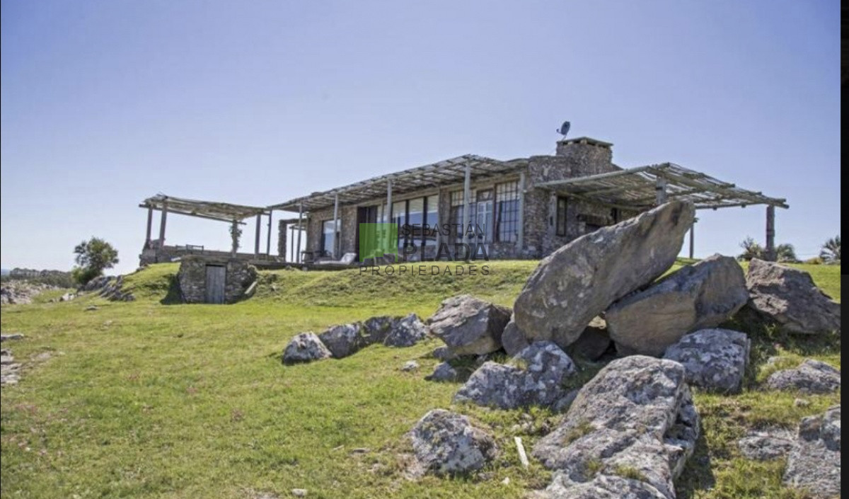 Casa ID.301 - Casa de Piedra, única en La Barra, sobre el Cerro Eguzquiza