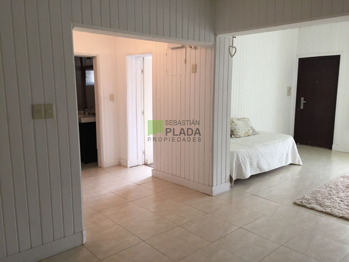 Casa ID.210 - Casa sobre avenida, 2 dormitorios, cochera tres vehículos, amplia, patio arbolado con depósito y parrillero