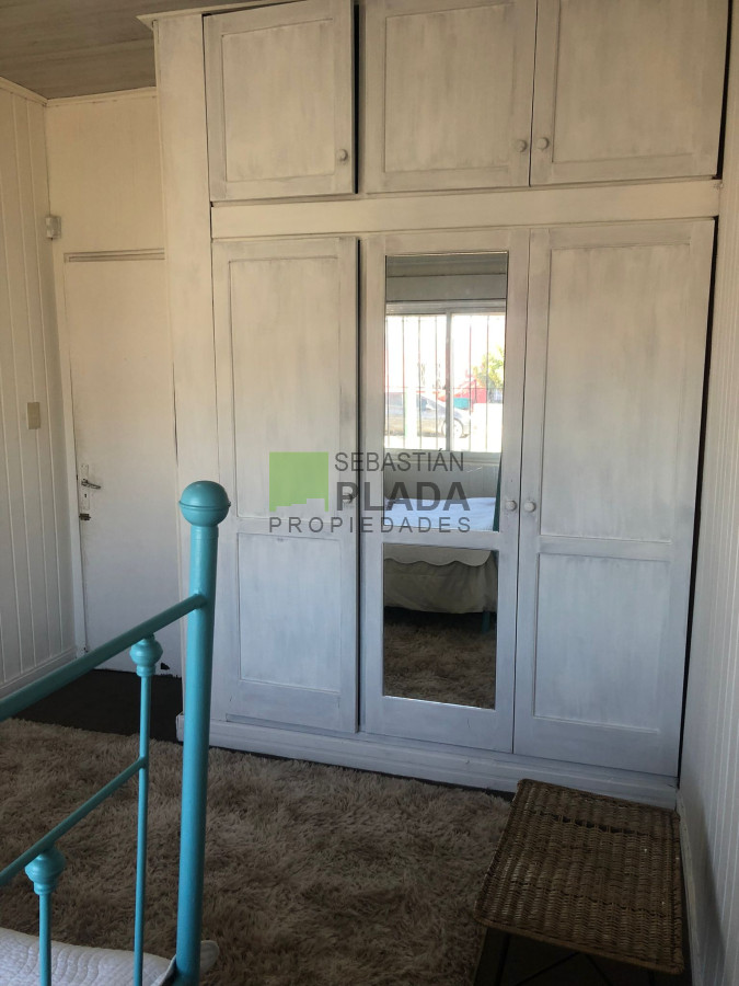Casa ID.210 - Casa sobre avenida, 2 dormitorios, cochera tres vehículos, amplia, patio arbolado con depósito y parrillero
