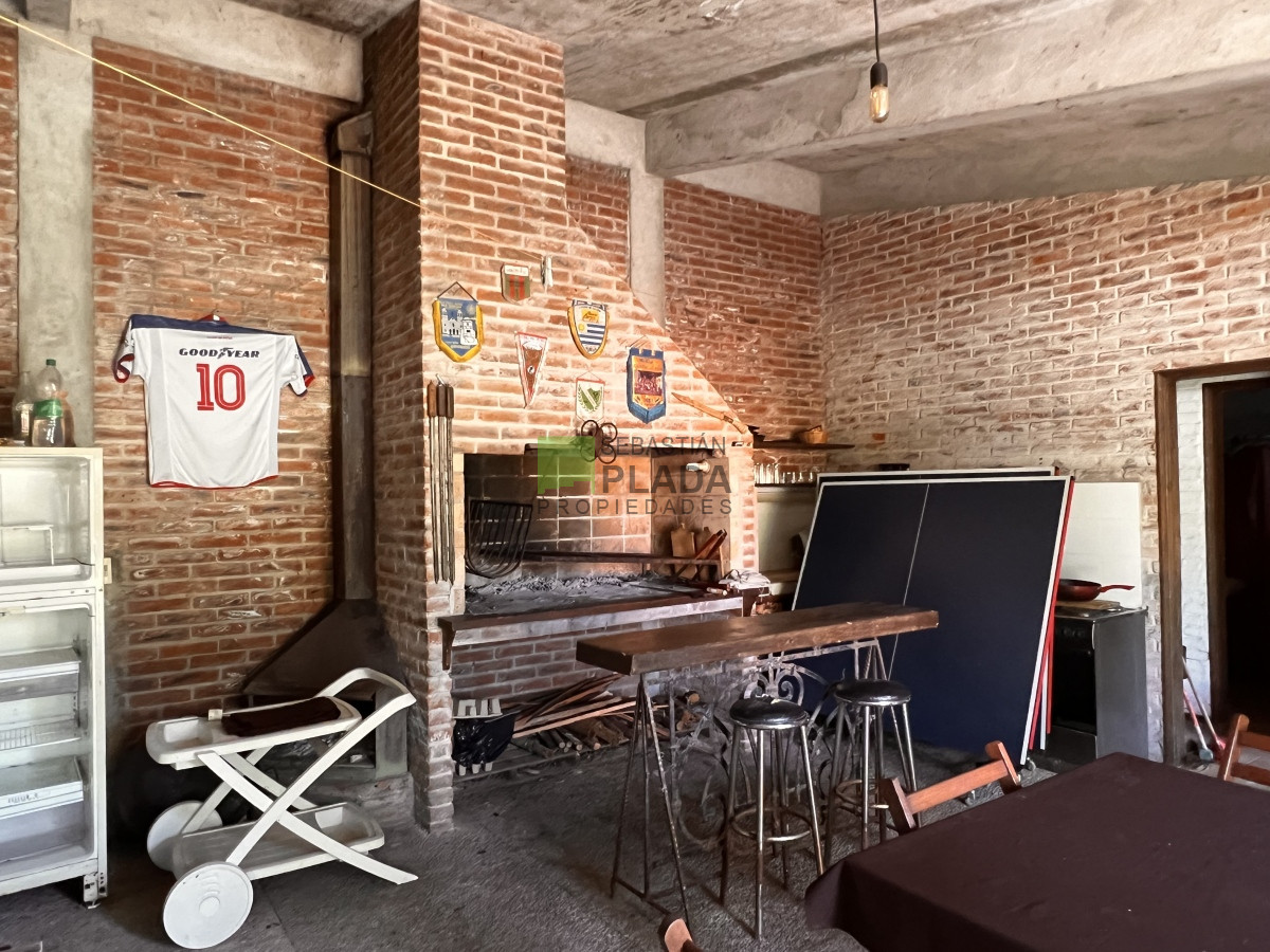 Casa ID.810 - En Venta, Muy buena casa 4 dormitorios y servicio.