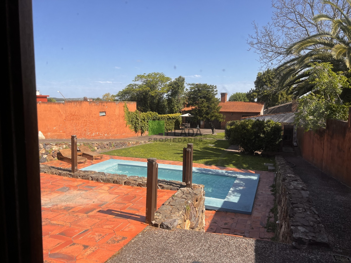 Casa ID.810 - En Venta, Muy buena casa 4 dormitorios y servicio.